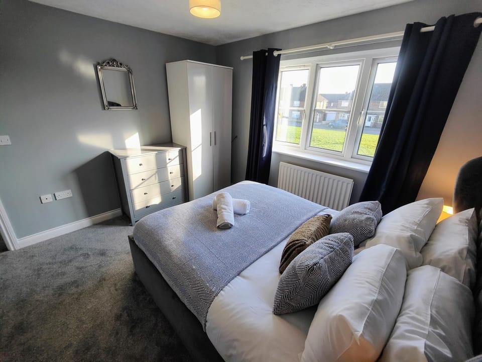 Bed, Photo of the whole room, Bedroom