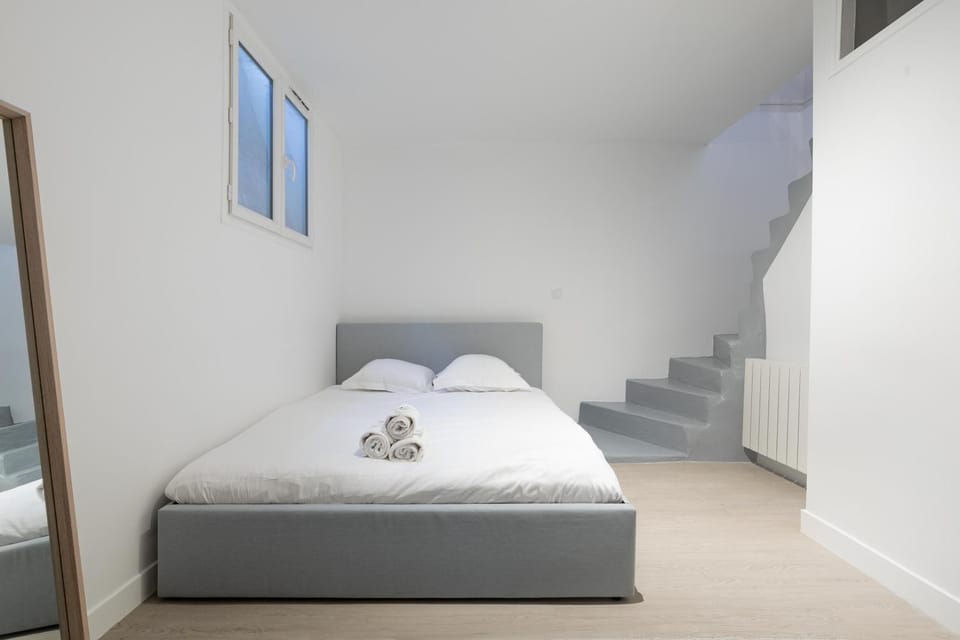 Bed, Photo of the whole room, Bedroom, towels