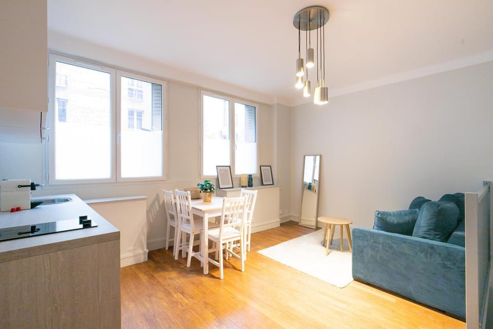 Kitchen or kitchenette, Living room, Seating area, Dining area