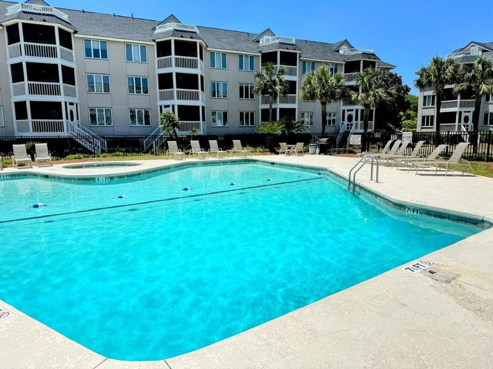 Property building, Day, Pool view, Swimming pool