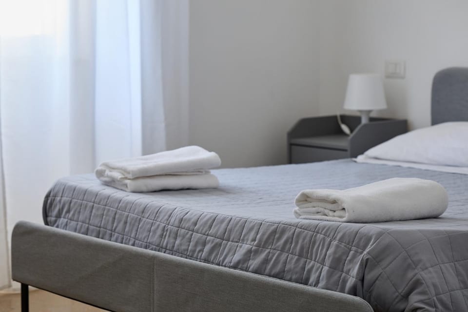 Bed, towels