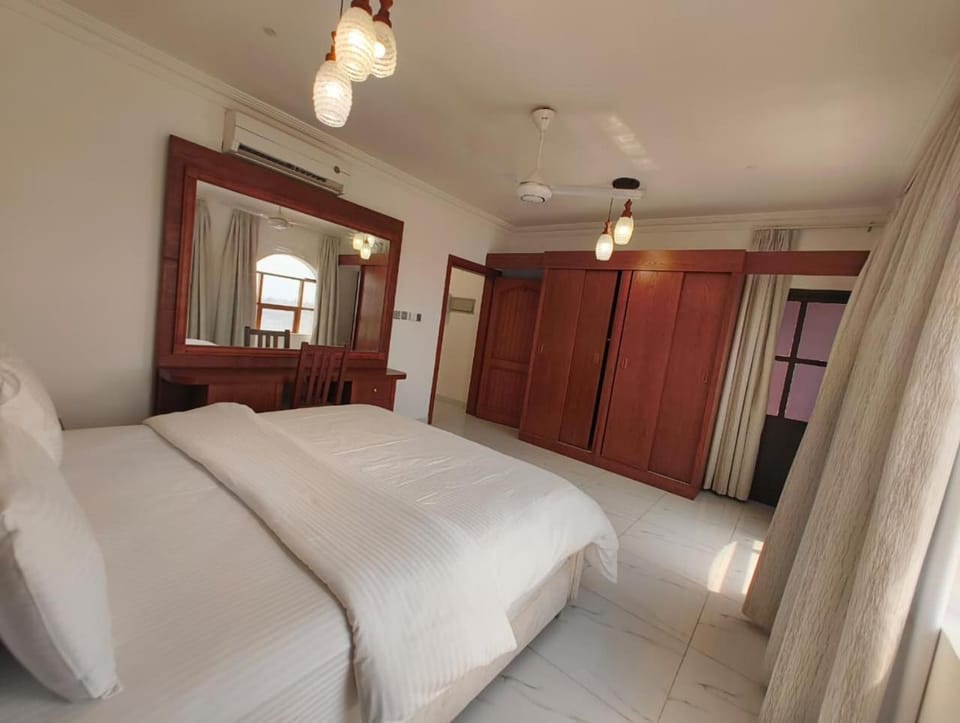 Bed, Photo of the whole room, Bedroom, fireplace, wardrobe