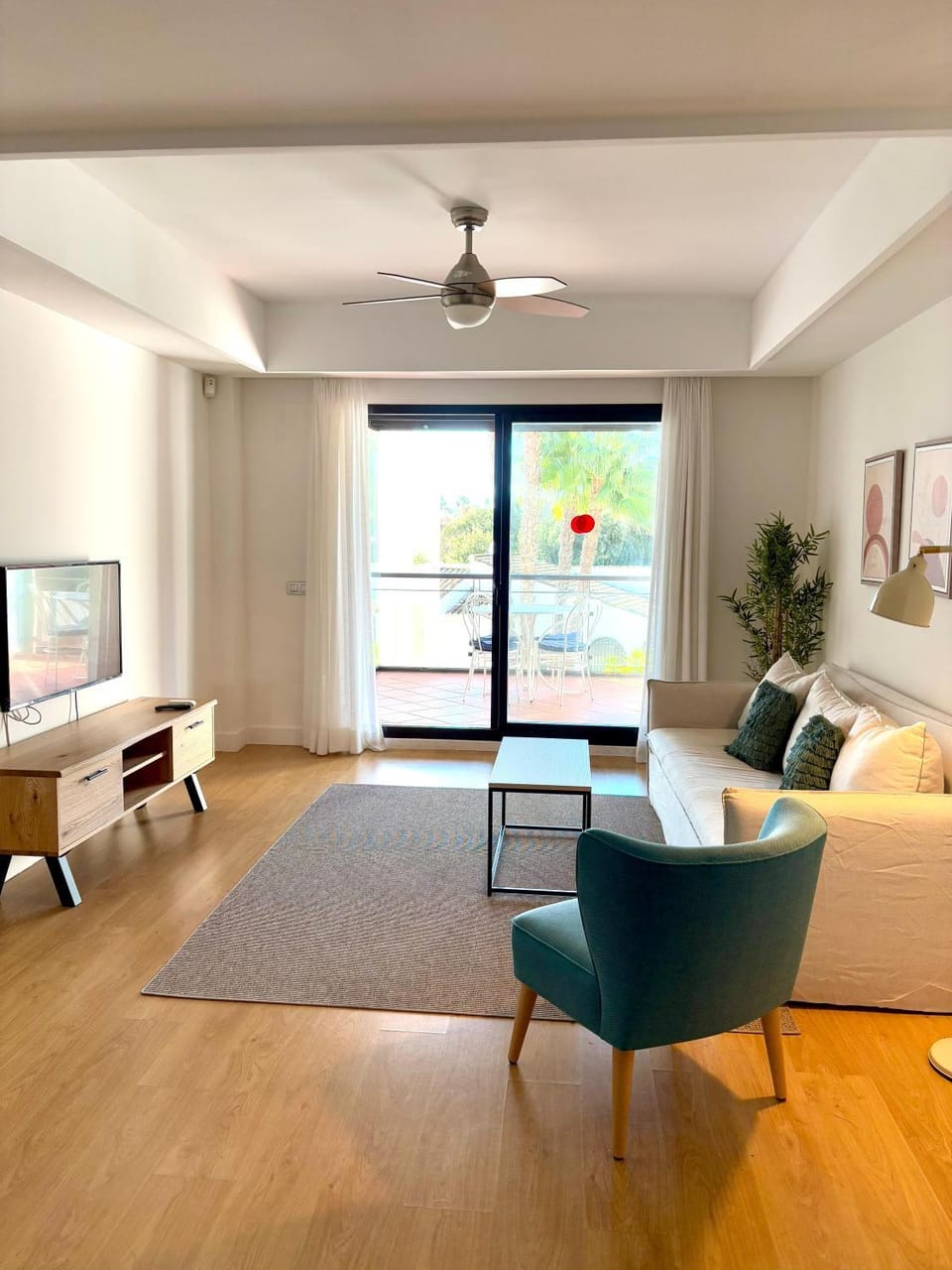 Bed, TV and multimedia, Living room, Dining area