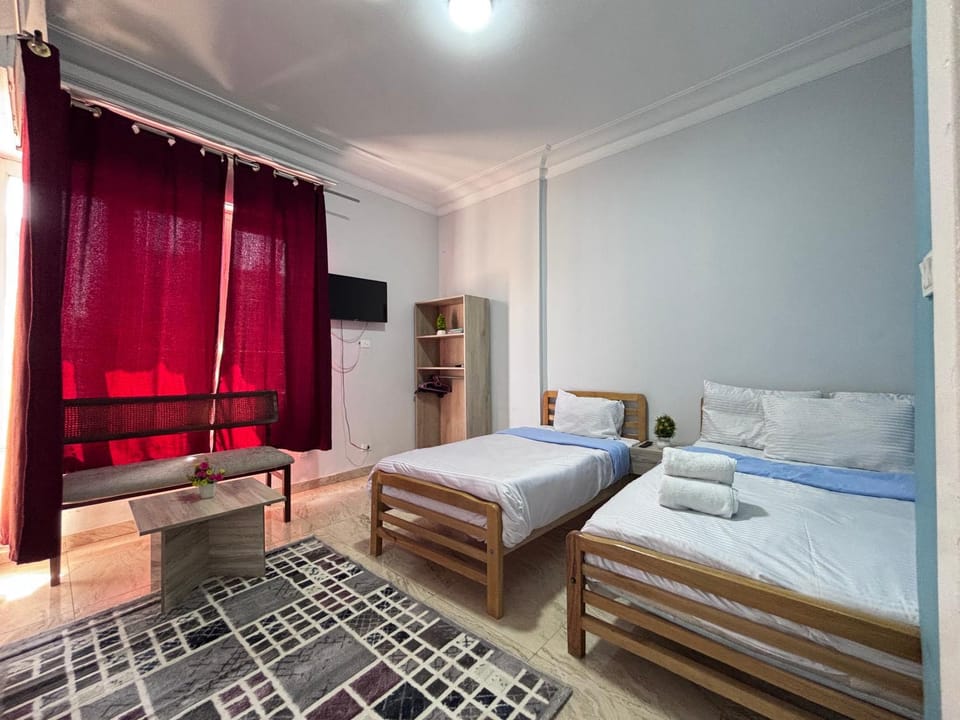 Bed, TV and multimedia, Photo of the whole room, Bedroom, towels