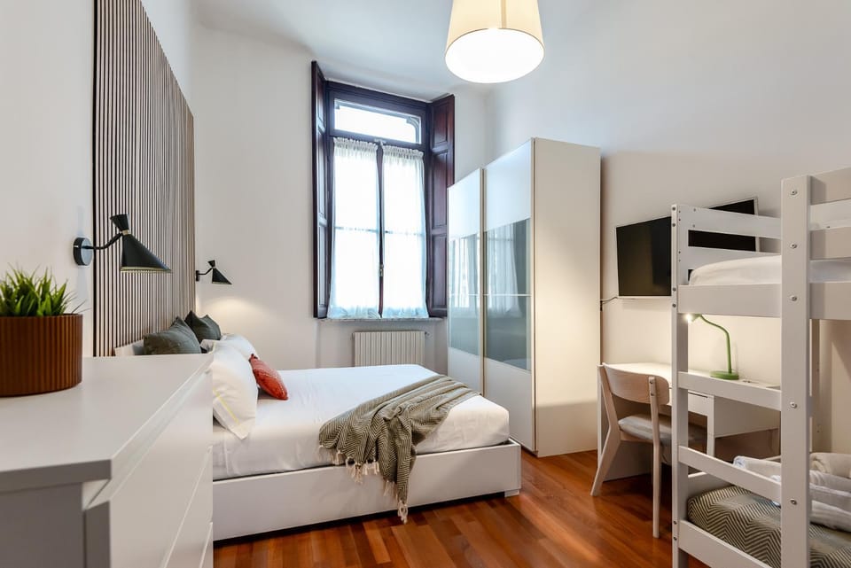 Bed, TV and multimedia, Photo of the whole room, bunk bed