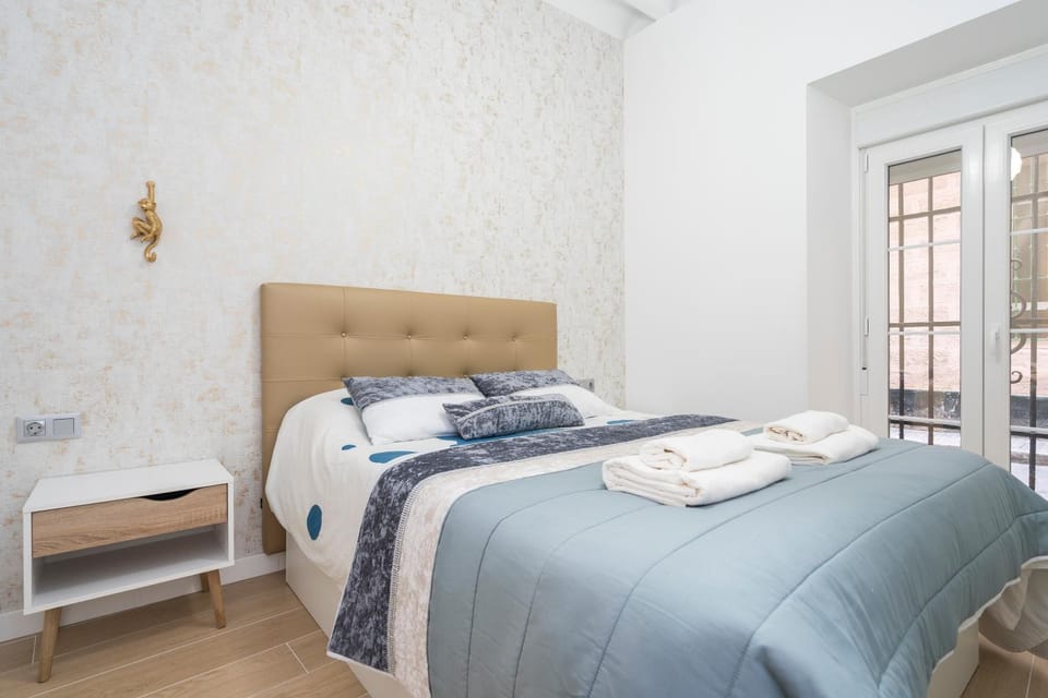 Bed, Photo of the whole room, Bedroom, internet, towels, wardrobe