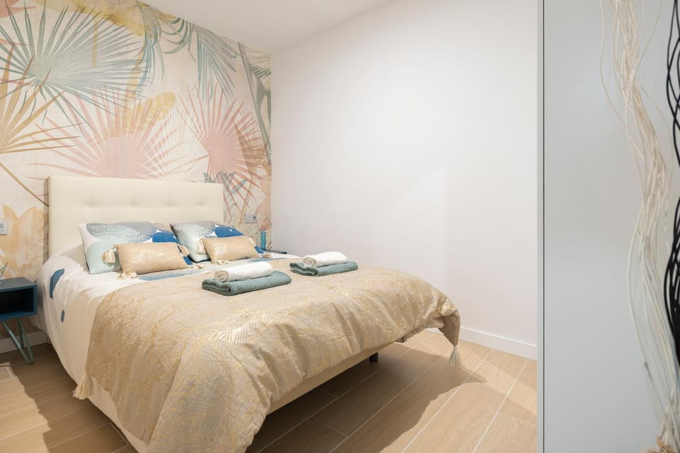 Bed, Photo of the whole room, Bedroom, internet, towels, wardrobe, air conditioner