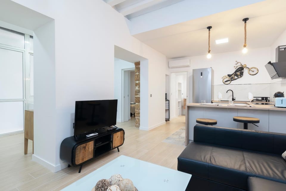 TV and multimedia, Coffee/tea facilities, Kitchen or kitchenette, Living room, Seating area, internet, air conditioner