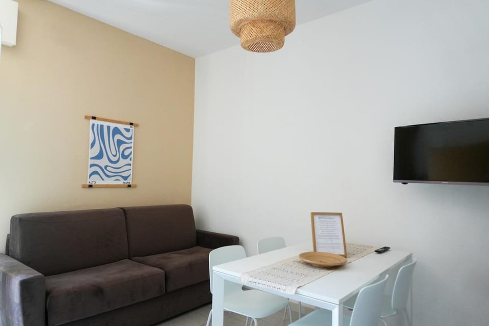 View (from property/room), Seating area, Dining area