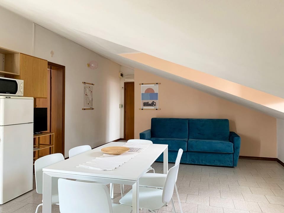 TV and multimedia, View (from property/room), Seating area, Dining area