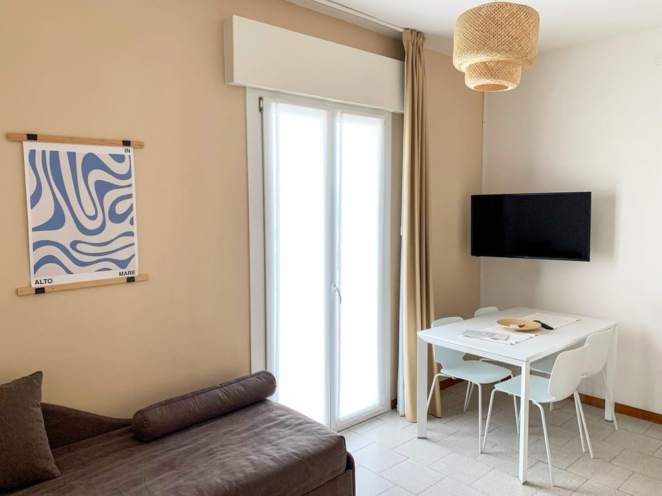 View (from property/room), Seating area, Dining area