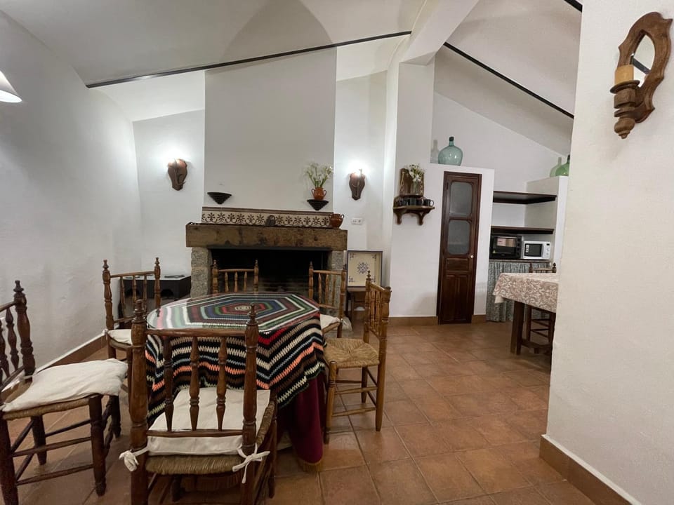 Dining area, fireplace