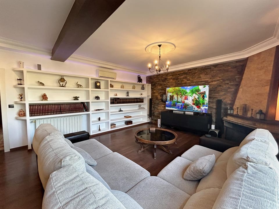 Communal lounge/ TV room, TV and multimedia, Living room