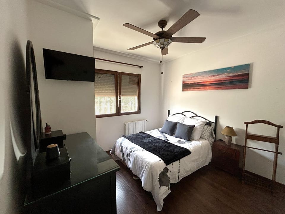 Bed, TV and multimedia, Bedroom