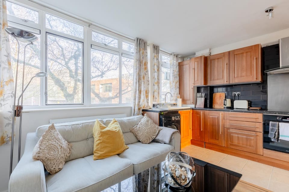 Quaint 1BD Flat with Balcony in Maida Vale Apartment in City of Westminster