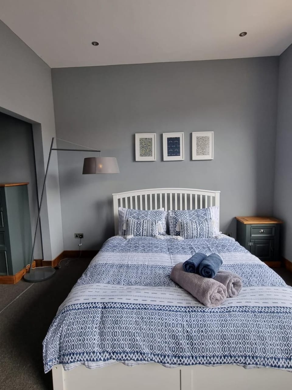 Bed, Bedroom, towels