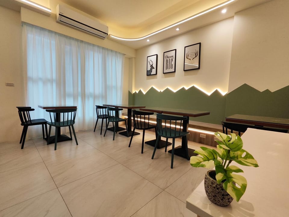 Restaurant/places to eat, Living room, Seating area