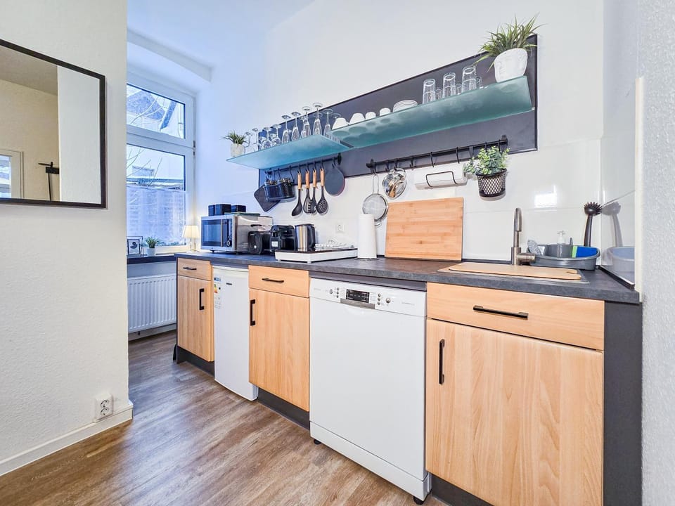 Coffee/tea facilities, Kitchen or kitchenette, dishwasher, microwave, stove, washing machine, kitchen