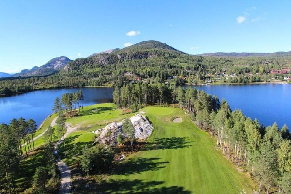 Modern Lakeside Cabins Jacuzzi and Sauna Up To 18 People Cabin in Viken, Norway