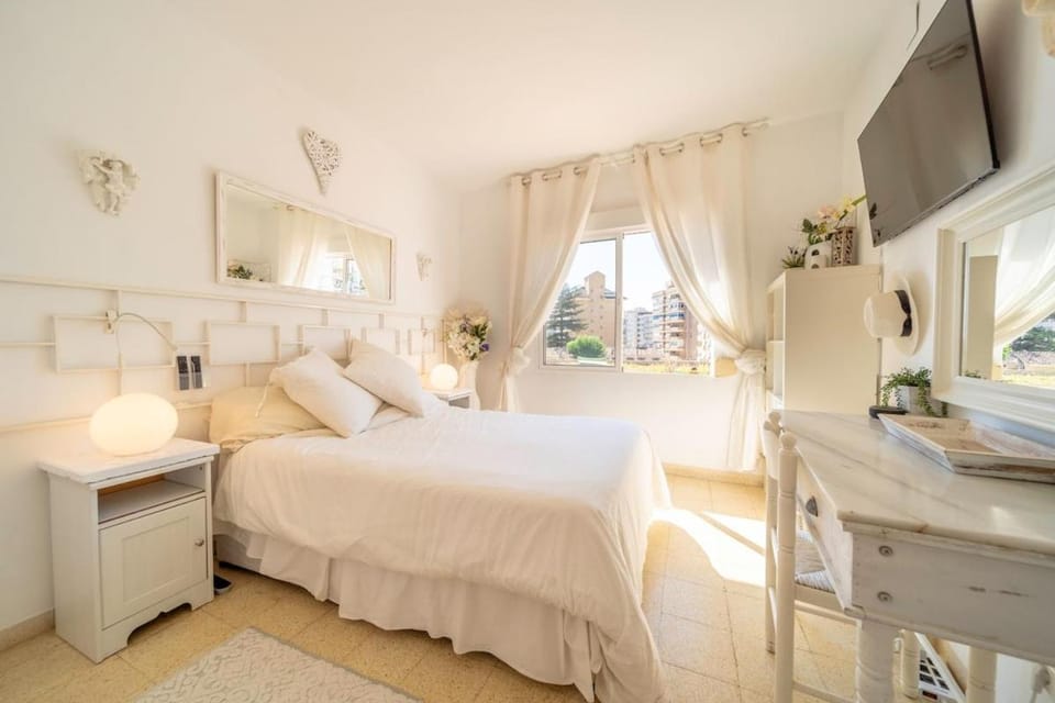 Sun-Drenched, Sea-View Apartment with Giant Patio! Apartment in Fuengirola