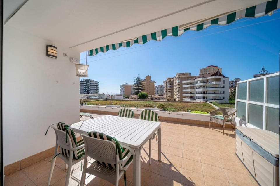 Sun-Drenched, Sea-View Apartment with Giant Patio! Apartment in Fuengirola