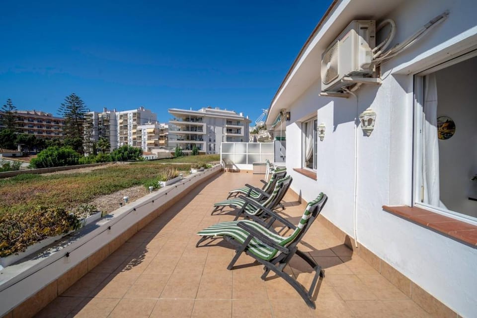 Sun-Drenched, Sea-View Apartment with Giant Patio! Apartment in Fuengirola