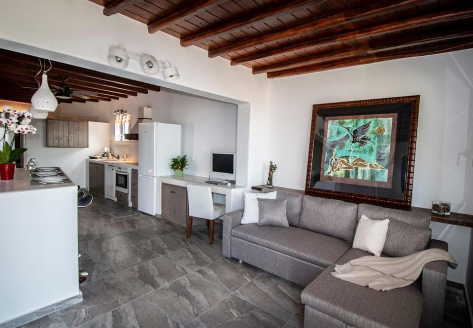 Kitchen or kitchenette, Living room, Seating area