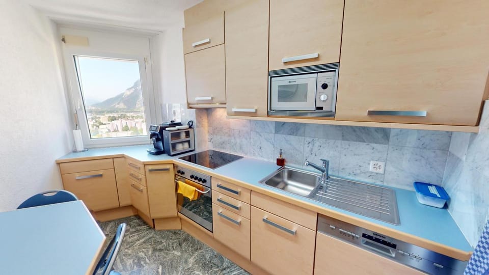 Coffee/tea facilities, Kitchen or kitchenette, Dining area, dishwasher, microwave, oven