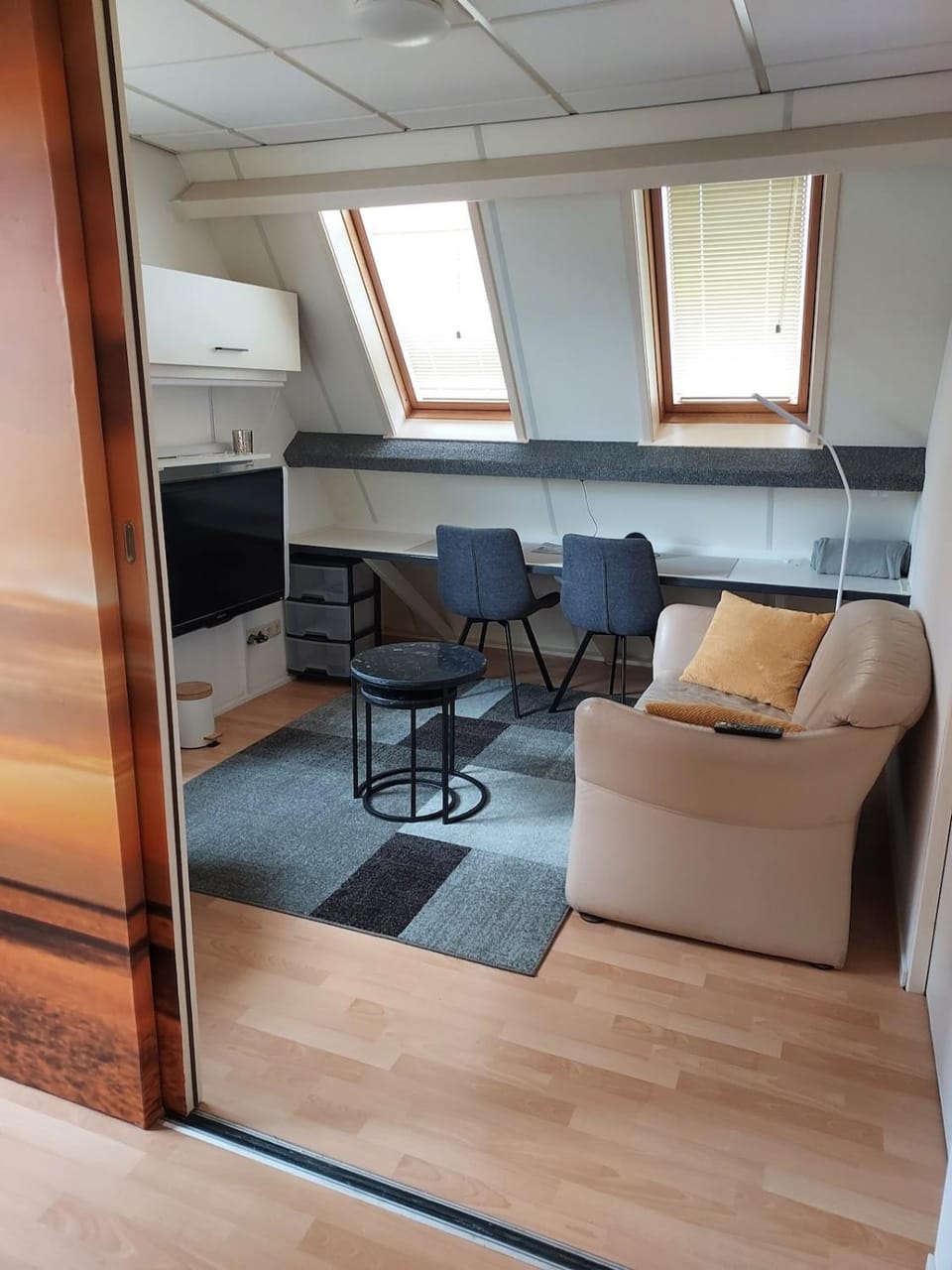 TV and multimedia, Living room, Seating area, Dining area