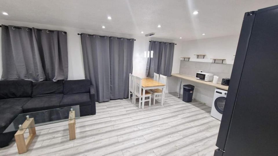 TV and multimedia, Kitchen or kitchenette, Living room, Seating area, Dining area, oven, stove, toaster