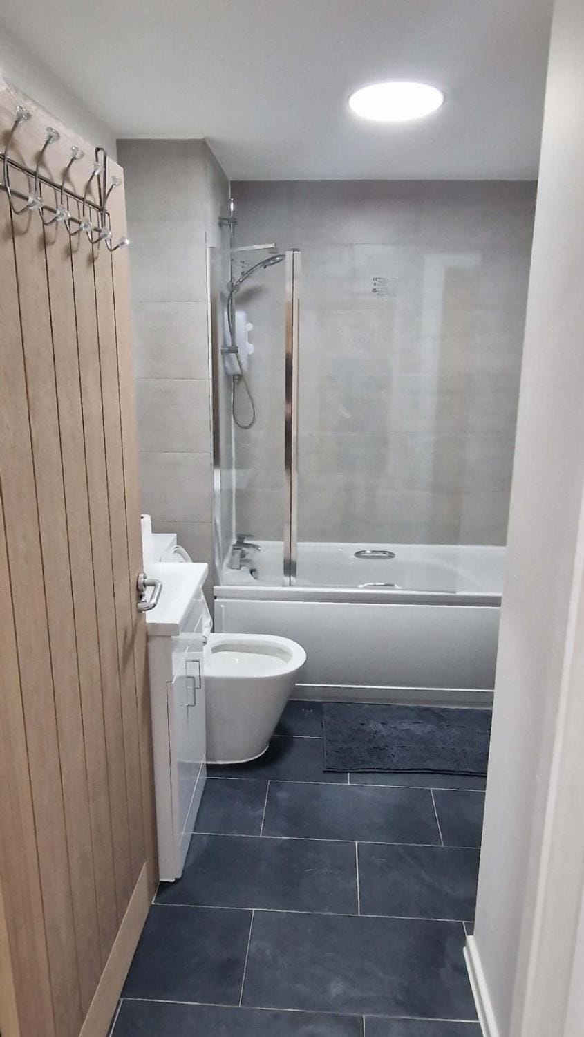 Shower, Toilet, Bathroom, Bath, towels