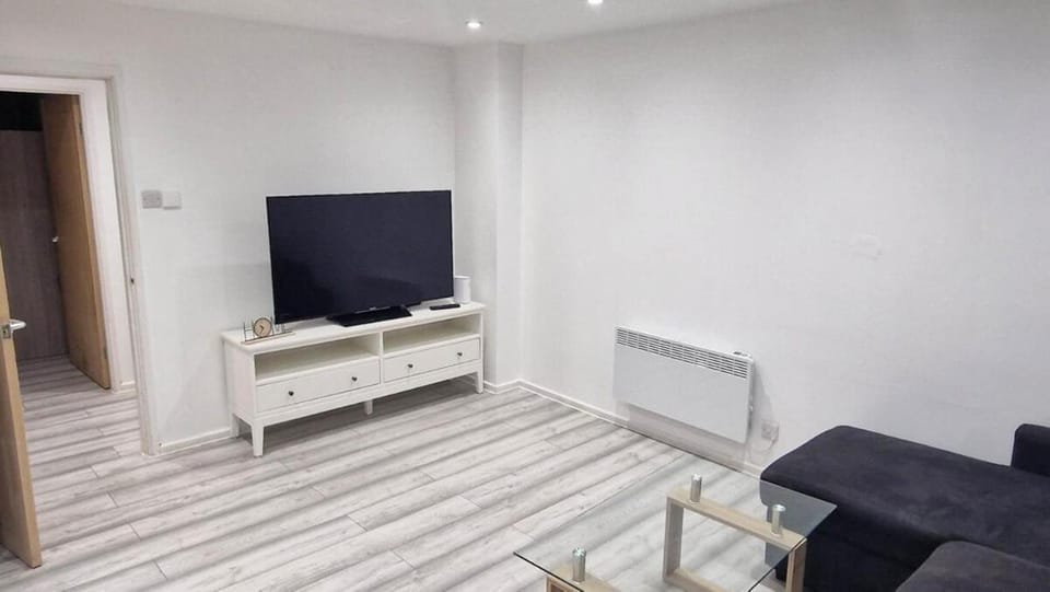 Communal lounge/ TV room, TV and multimedia, Living room, Seating area, Evening entertainment, internet