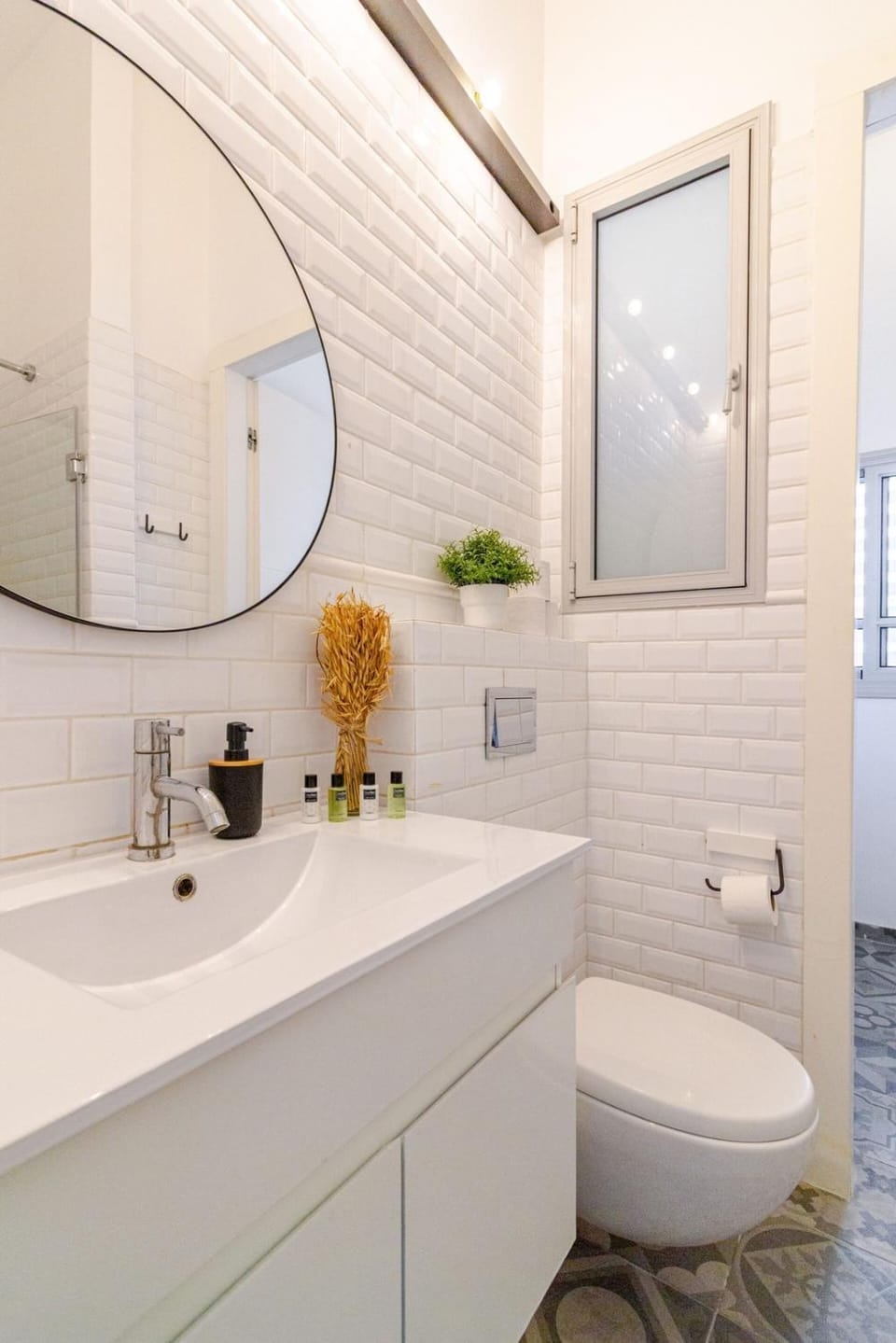 (Safe Room Inside) Beach Side Retreat - By Vacay Apartment in Tel Aviv-Yafo