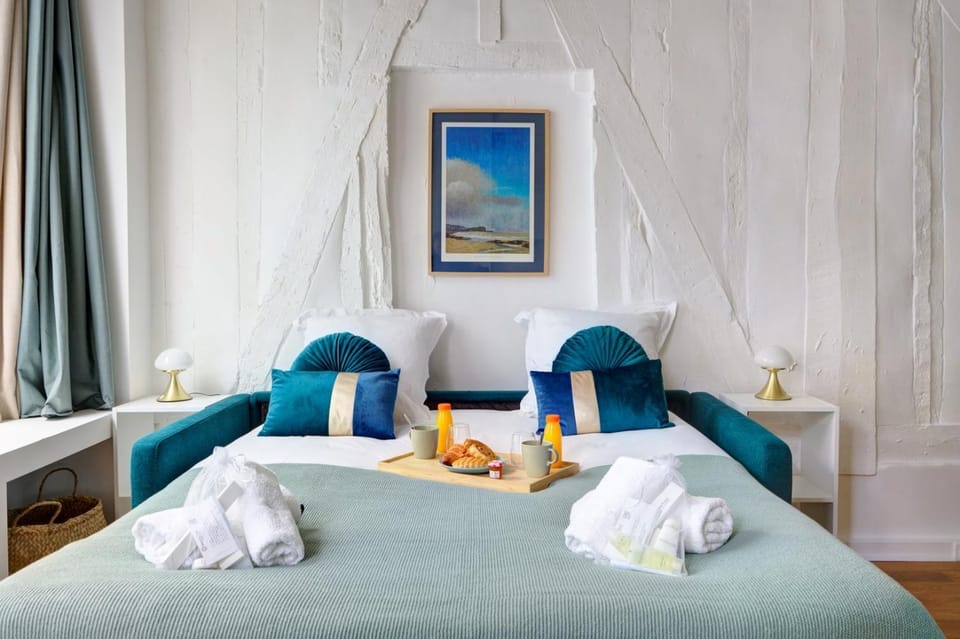 Bed, Living room, Bedroom, towels