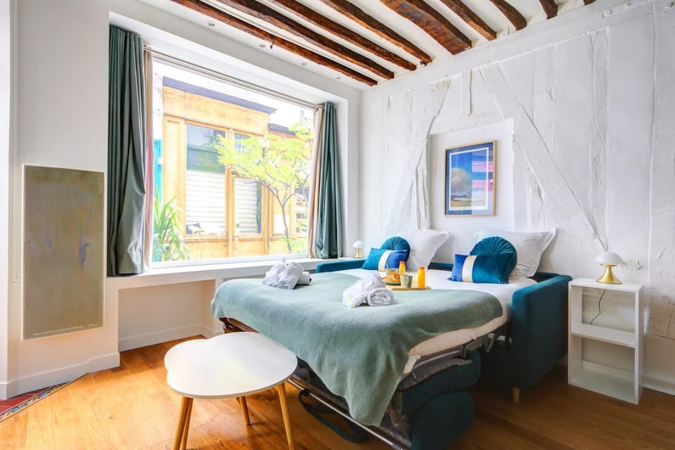 Bed, TV and multimedia, Living room, Bedroom, towels
