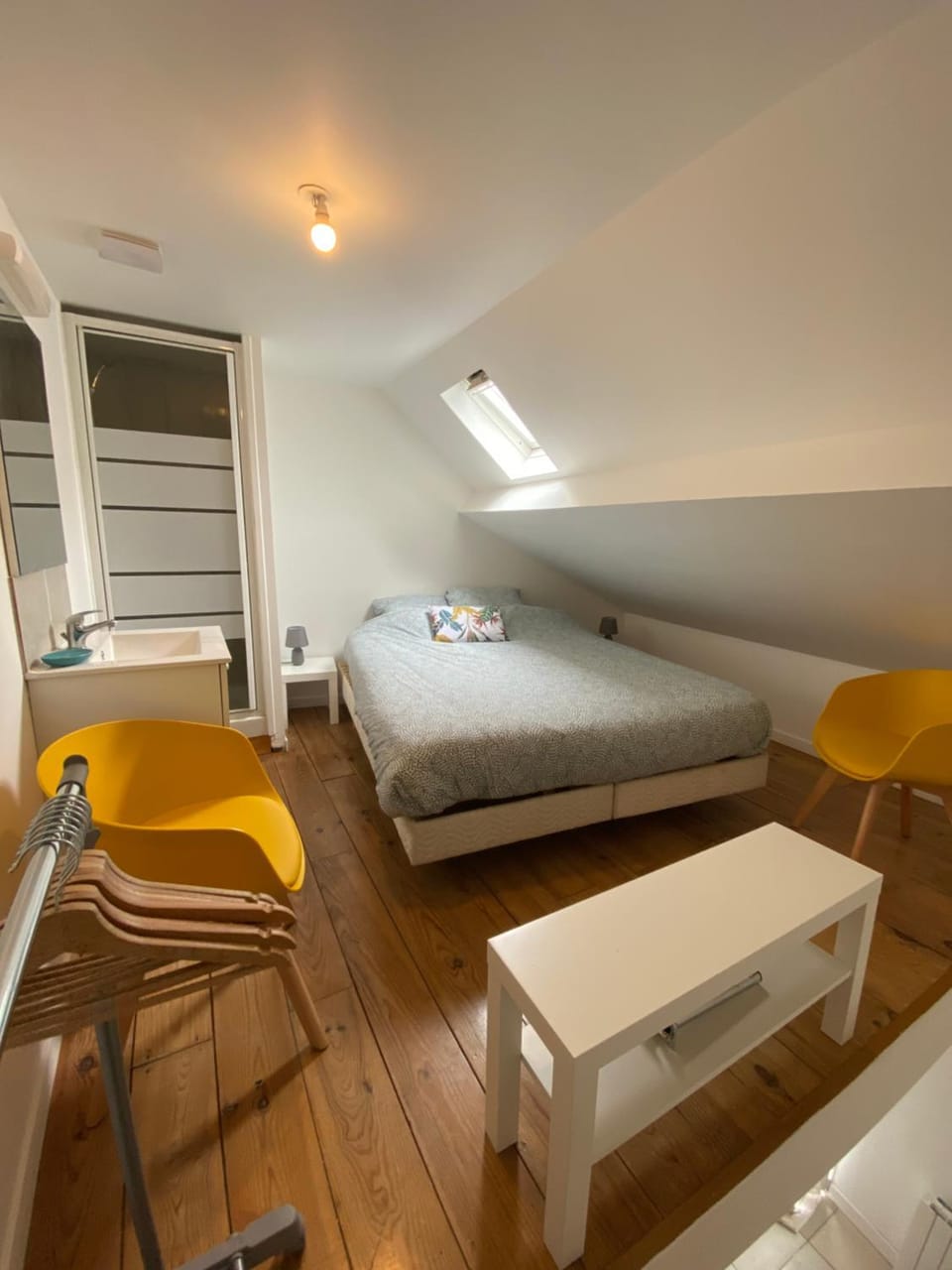 Bed, Photo of the whole room, Bedroom