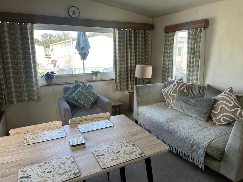 Homely 3 Bedroom Caravan in Cirencester Campground/ 
RV Resort in Cotswold District