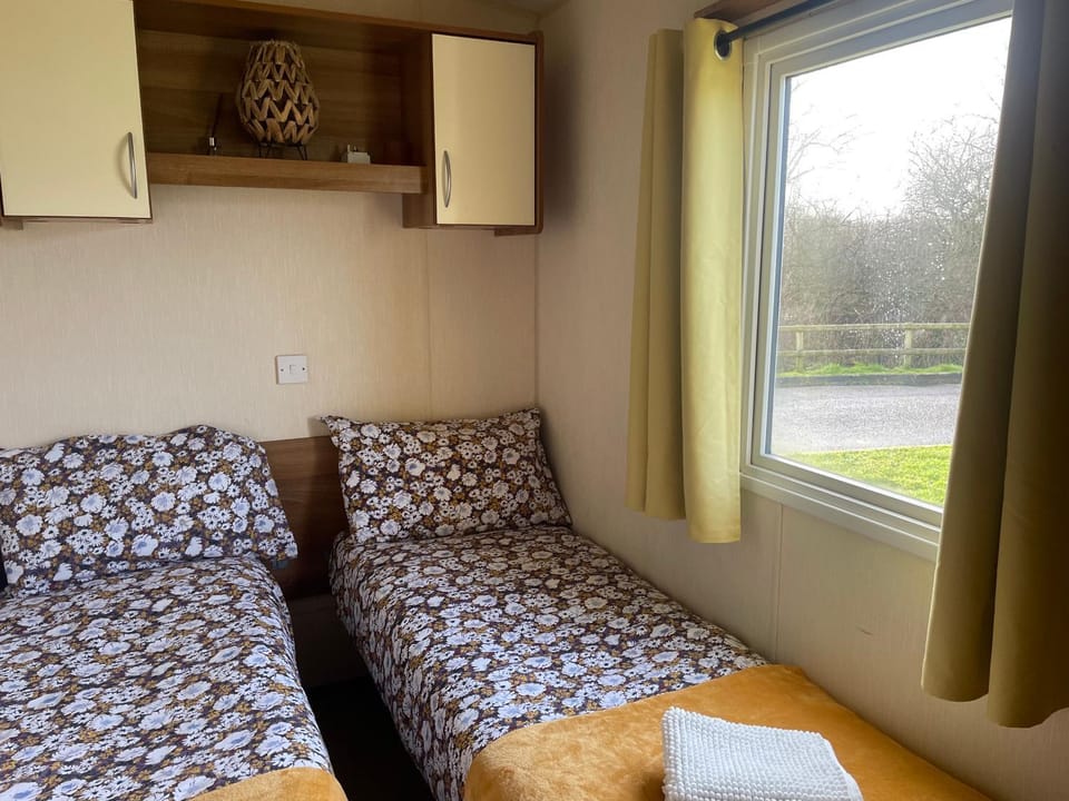 Homely 3 Bedroom Caravan in Cirencester Campground/ 
RV Resort in Cotswold District