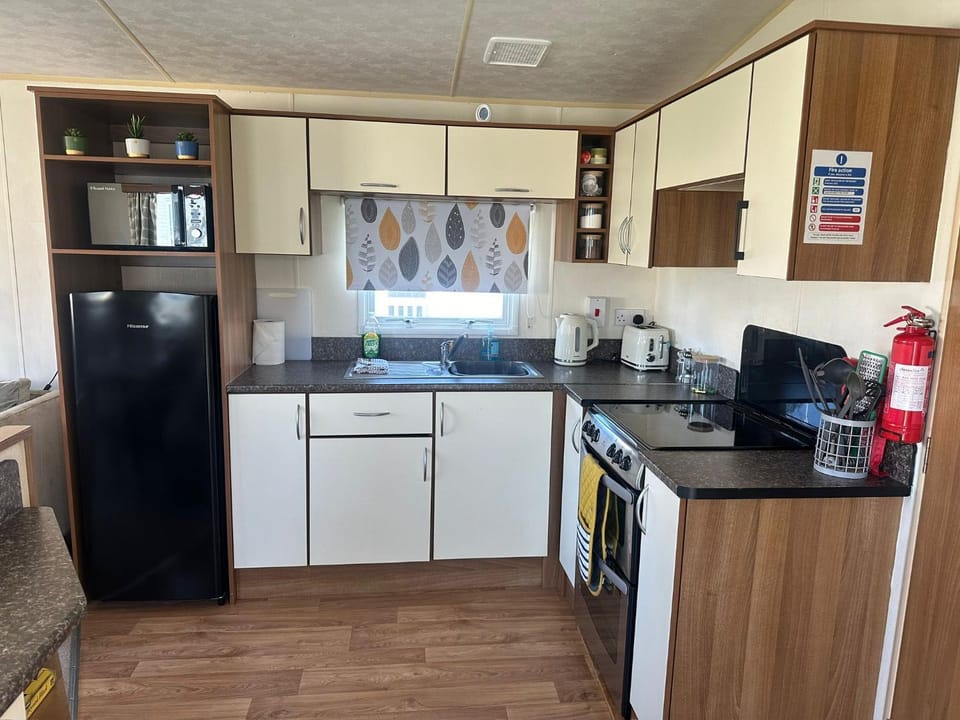 Homely 3 Bedroom Caravan in Cirencester Campground/ 
RV Resort in Cotswold District