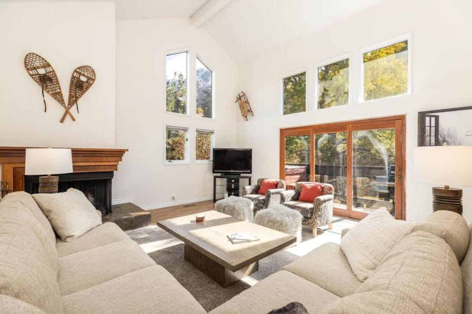 Wasatch Mtn. Basecamp Retreat - Private Hot Tub House in Cottonwood Heights