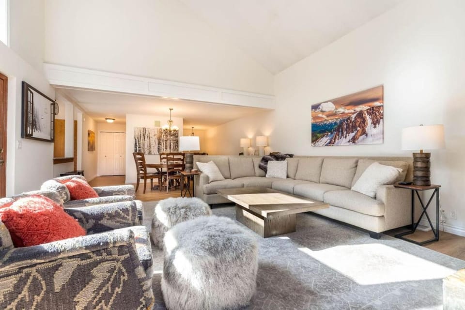 Wasatch Mtn. Basecamp Retreat - Private Hot Tub House in Cottonwood Heights