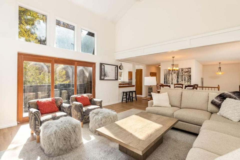 Wasatch Mtn. Basecamp Retreat - Private Hot Tub House in Cottonwood Heights