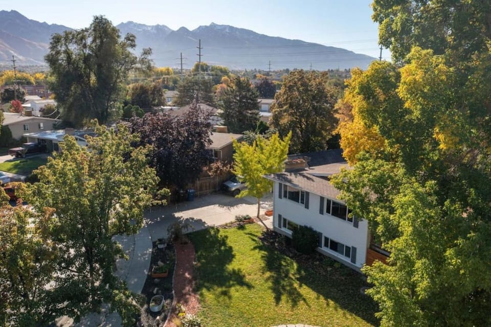 The Murray Cottonwood Circle Close to Canyons House in Cottonwood Heights
