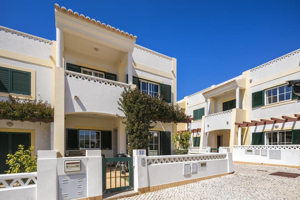 Property building, Facade/entrance, Off site