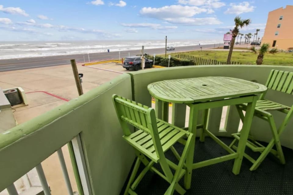 Natural landscape, View (from property/room), Balcony/Terrace, Seating area, Dining area, Beach, Sea view