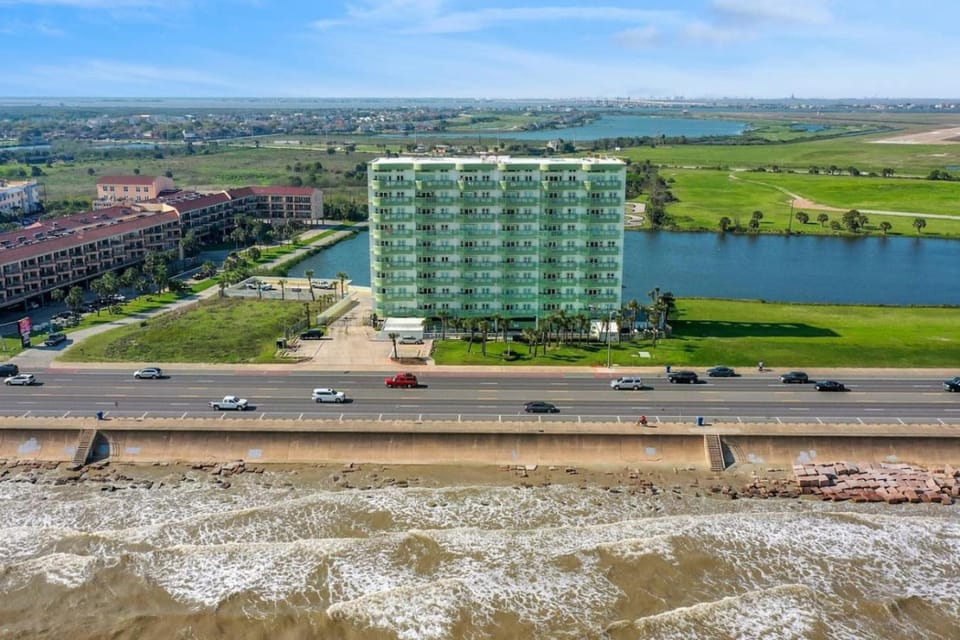 Property building, Natural landscape, Beach, City view, Lake view, Sea view, Street view, Location