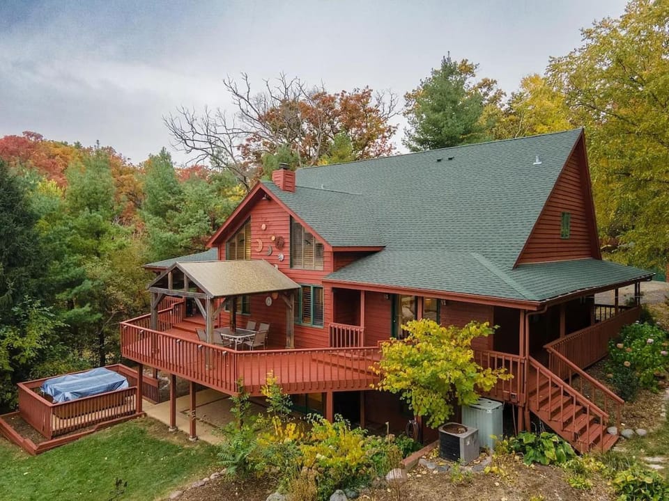 Monthly and Seasonal Secluded 4 Bedroom 4 Bath Lakehouse Retreat with Boat Pier House in Illinois