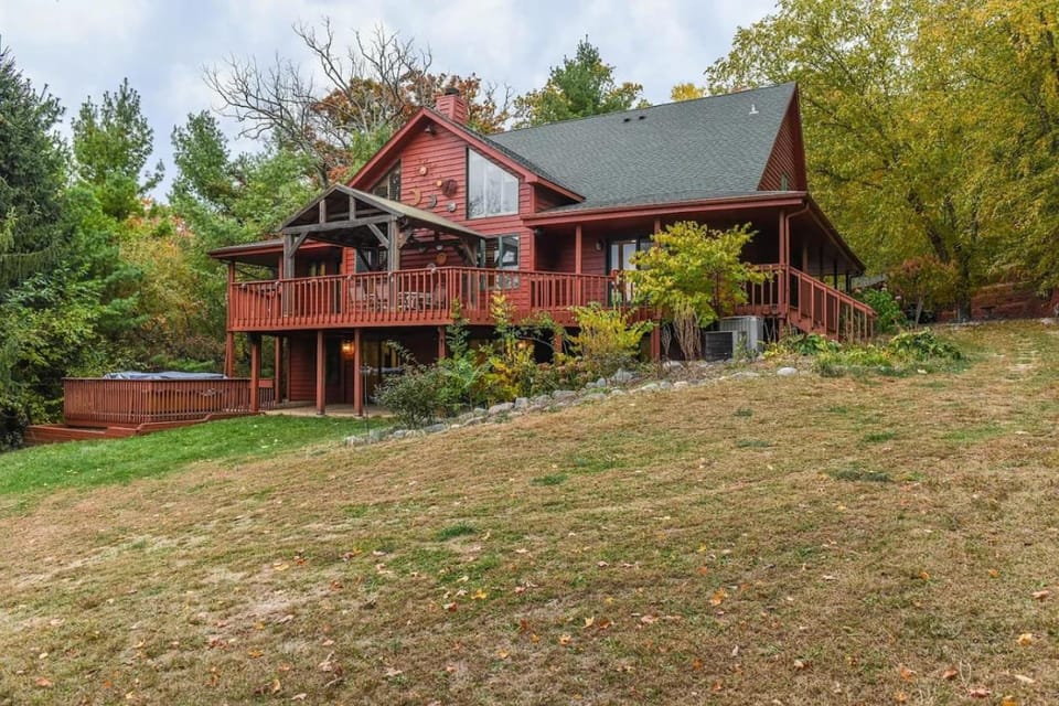 Monthly and Seasonal Secluded 4 Bedroom 4 Bath Lakehouse Retreat with Boat Pier House in Illinois