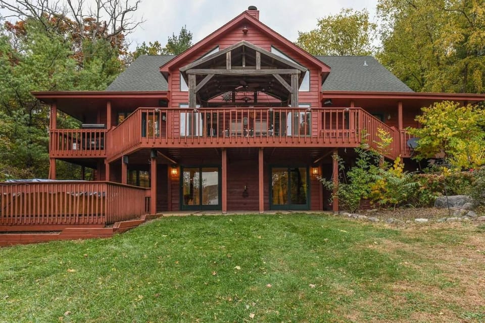 Monthly and Seasonal Secluded 4 Bedroom 4 Bath Lakehouse Retreat with Boat Pier House in Illinois