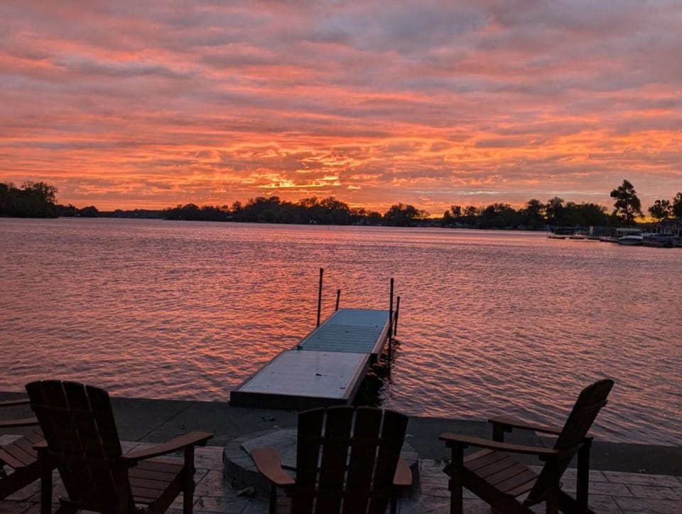Meyers Bay Sunset Lakefront Cottage in Fox Lake with Boat Pier House in Fox Lake